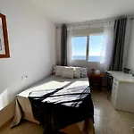 Beachfront Apartment, Sea View, Pool, Close To Bars And Restaurants Apartamento *