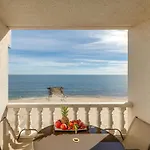 Beachfront Apartment, Sea View, Pool, Close To Bars And Restaurants Apartamento