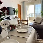 Beachfront Apartment, Sea View, Pool, Close To Bars And Restaurants Apartamento *