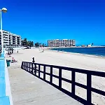 Beachfront Apartment, Sea View, Pool, Close To Bars And Restaurants Apartamento *