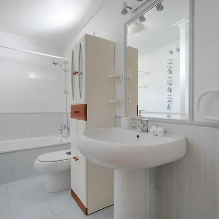 Апартаменти Beachfront Apartment, Sea View, Pool, Close To Bars And Restaurants Торрев'єха