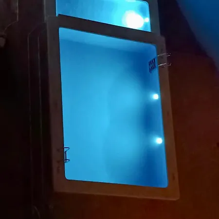 Beachfront Apartment, Sea View, Pool, Close To Bars And Restaurants *