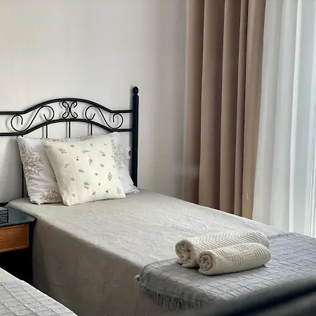 Beachfront Apartment, Sea View, Pool, Close To Bars And Restaurants Lägenhet *