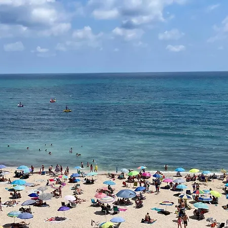 Beachfront Apartment, Sea View, Pool, Close To Bars And Restaurants *