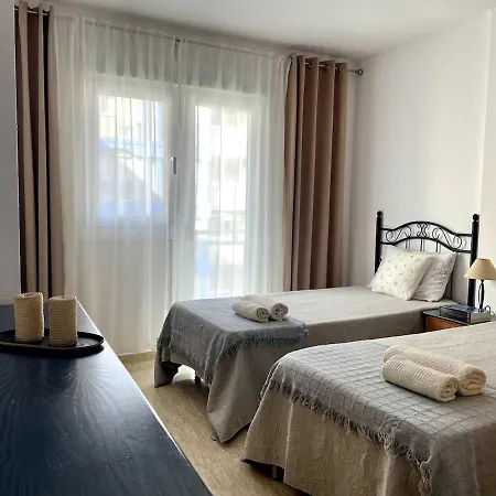 Beachfront Apartment, Sea View, Pool, Close To Bars And Restaurants *