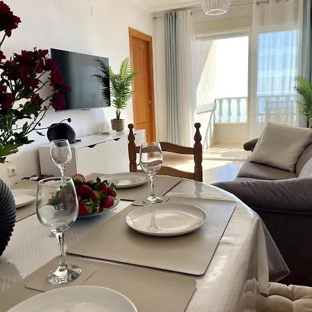 Beachfront Apartment, Sea View, Pool, Close To Bars And Restaurants Апартаменти *