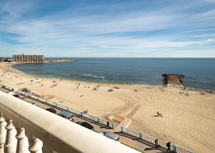 Beachfront Apartment, Sea View, Pool, Close To Bars And Restaurants *