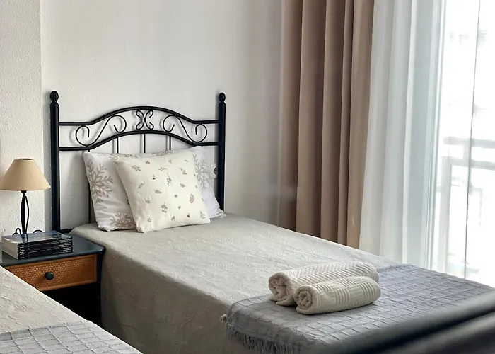 Beachfront Apartment, Sea View, Pool, Close To Bars And Restaurants Lägenhet *