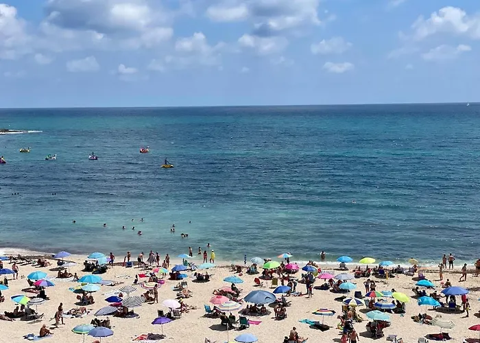 Beachfront Apartment, Sea View, Pool, Close To Bars And Restaurants *