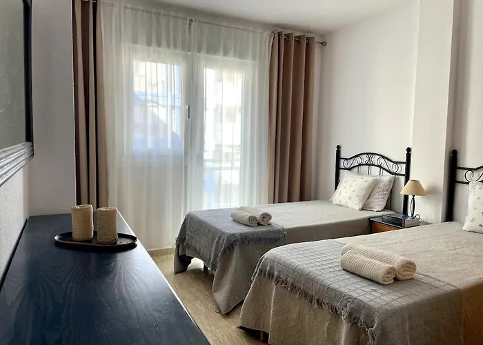 Beachfront Apartment, Sea View, Pool, Close To Bars And Restaurants *