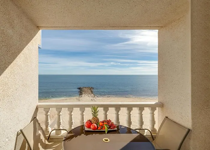 Beachfront Apartment, Sea View, Pool, Close To Bars And Restaurants Lägenhet