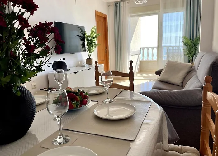 Beachfront Apartment, Sea View, Pool, Close To Bars And Restaurants Lägenhet *