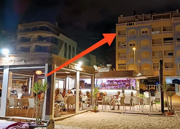 Lägenhet Beachfront Apartment, Sea View, Pool, Close To Bars And Restaurants *