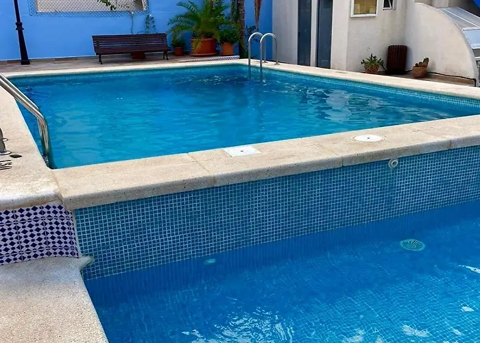 Beachfront Apartment, Sea View, Pool, Close To Bars And Restaurants